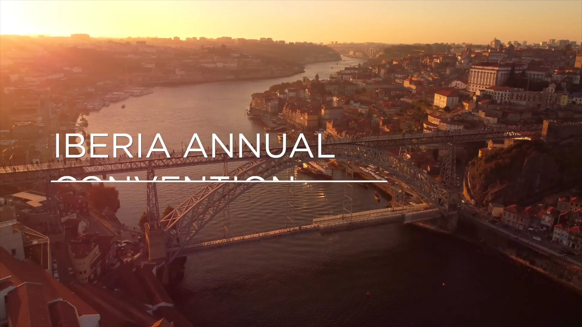 Fotograma del vídeo de la convención IBERIA CORE: vista aérea de Oporto al atardecer con el puente Don Luis I