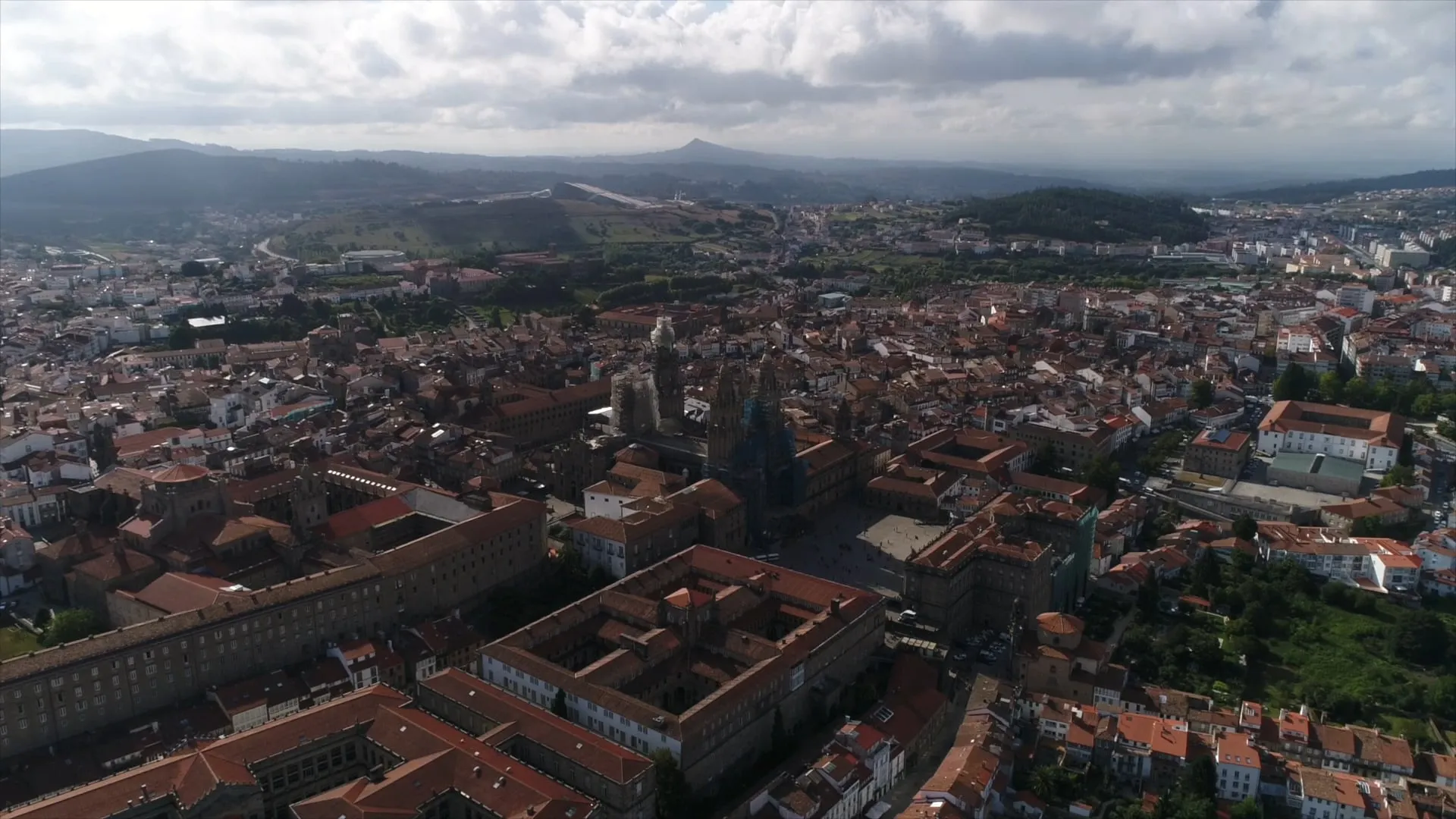 Fotograma del vídeo Premios FRACE 2024: vista aérea de Santiago de Compostela, una de las ciudades donde se rodó