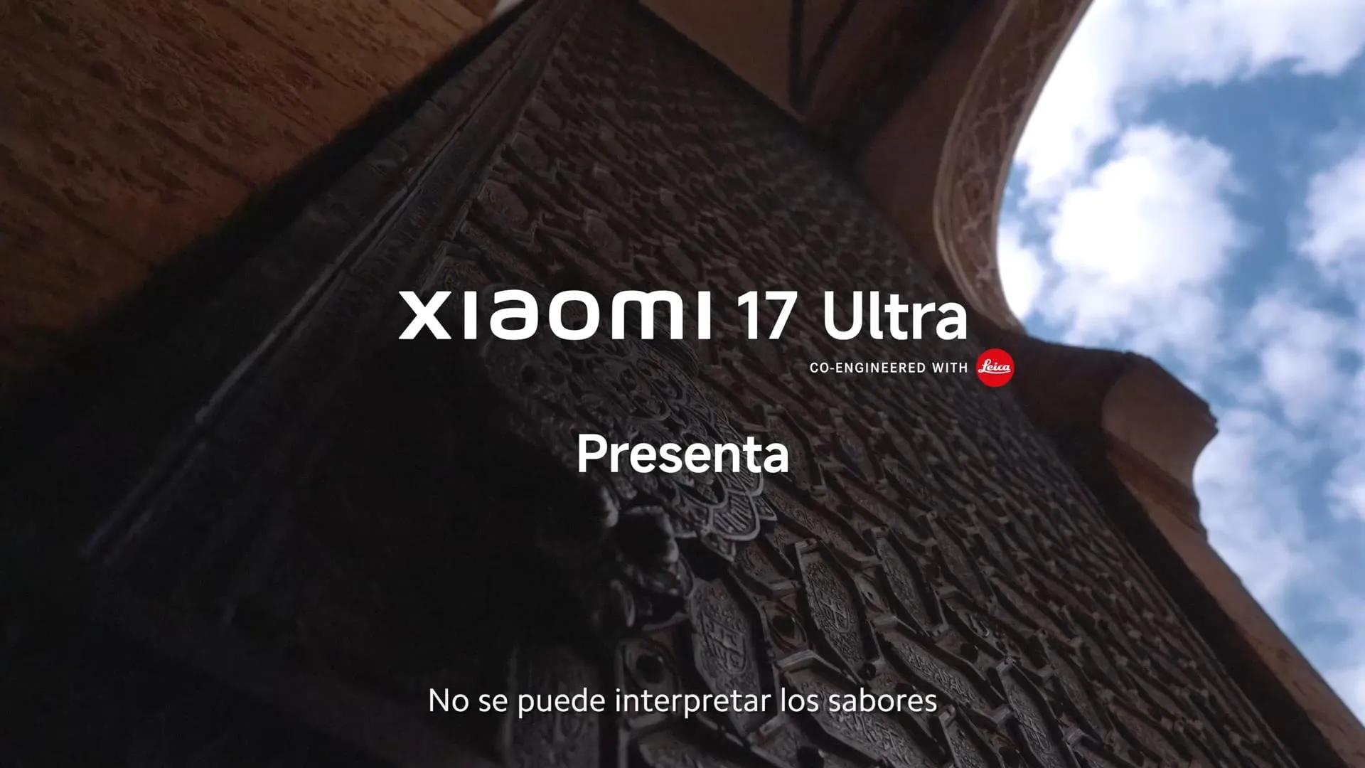 Fotograma de apertura del vídeo Comer con los ojos: rótulo Xiaomi 17 Ultra presenta sobre la celosía de una puerta mudéjar de Córdoba
