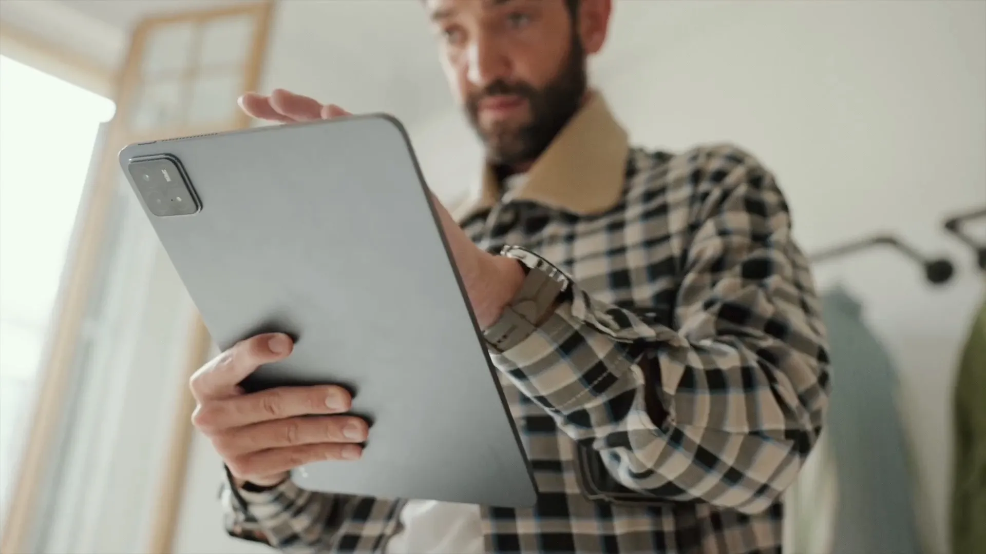 Fotograma del vídeo: Pablo Erroz revisando su colección en una Xiaomi Pad 6S Pro